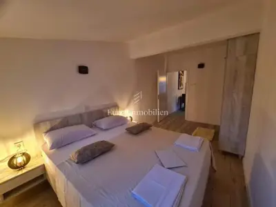 Pag - kuća s 4 apartmana i velikim dvorištem - 11