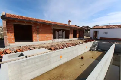 Haus 115 m², Sveti Petar u Šumi - Pool und Sonnenterrasse