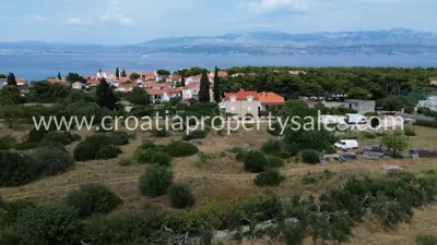 Građevinsko zemljište 1.140 m², otok Brač - 300 m od mora