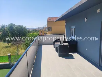 Kuća 172 m², Split - mirno naselje i bazen - 13