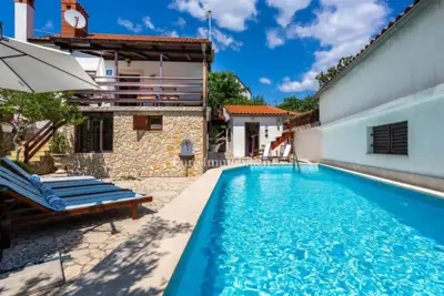 Häuser auf der Insel Krk, Vrbnik - Pool und Grill