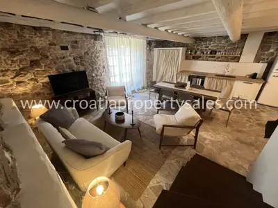 Kamena kuća, Otok Hvar, renovirana i namještena