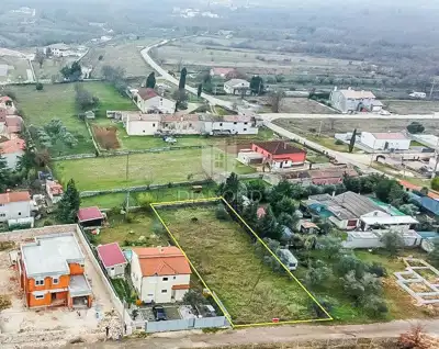 Baugrundstück 845 m², Umgebung von Vodnjan - regelmäßige Form - 2