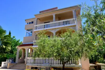 Apartmanska kuća 500 m², Malinska - pogled na more