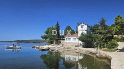 House 160 m², Maslenica - 1st row to the sea - 13