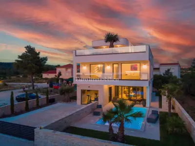Villa 316 m², Ljubač - first row to the sea and sandy beach