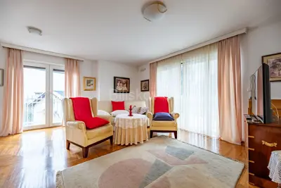 Haus 201 m², Šestine, Panoramablick und Garten