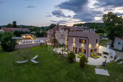 Haus zum Kauf in Pićan, 450 m²