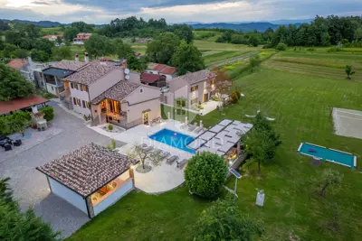 Haus zum Kauf in Pićan, 450 m² - 3