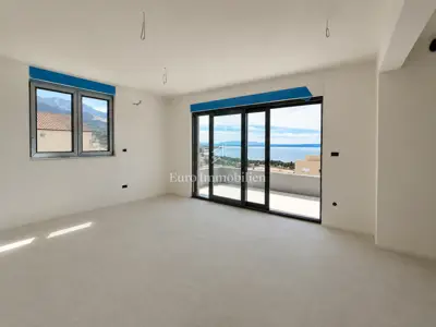 Novi trosobni stan s pogledom na more, Tučepi