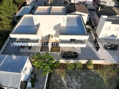 Haus 265 m², Vir - Pool und Dachterrasse mit Meerblick - 3
