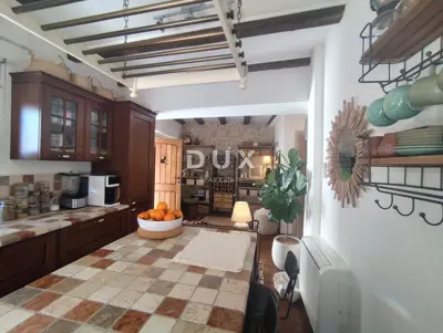 House 151 m², Šibenik - old town center