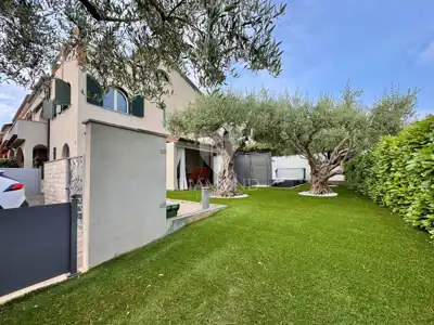 Kuća 110 m², Novigrad - pogled na more i uređena okućnica - 17