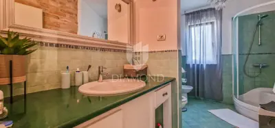 Kuća 110 m², Novigrad - pogled na more i uređena okućnica - 12