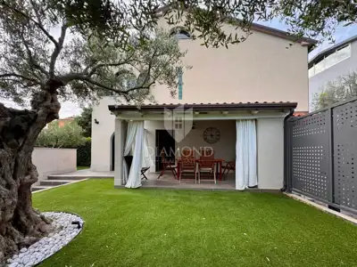 Kuća 110 m², Novigrad - pogled na more i uređena okućnica - 2
