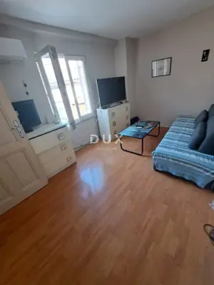 Stan 35 m², Pula Centar - 2 sobe, lođa - 2