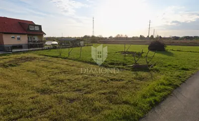Land 1,122 m², Lučko - quiet street and building zone - 2
