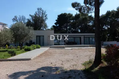 Istra, Rovinj, 4-room house, 160 m², yard, 400 m from the sea