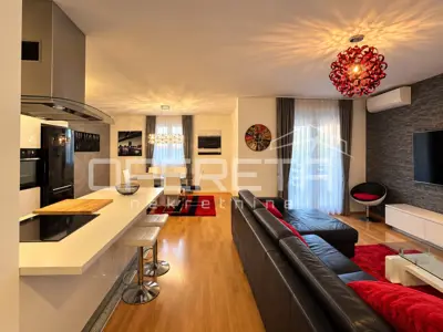 Wohnung 77,6 m², Sućidar - 2 Zimmer, Loggia und Garagenstellplatz