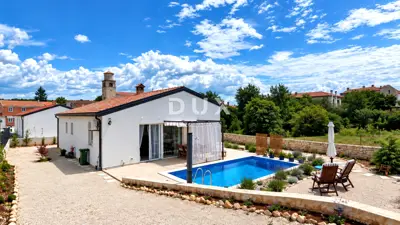 House 125 m², Tinjan - pool and Mediterranean garden