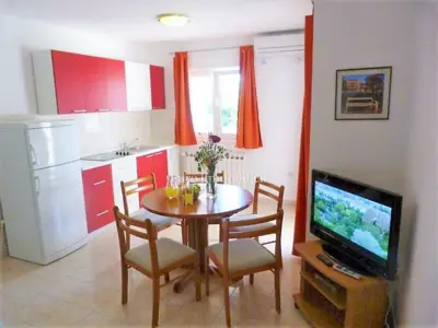 Apartmanska kuća 507 m², Rogoznica - 80 m od mora - 2