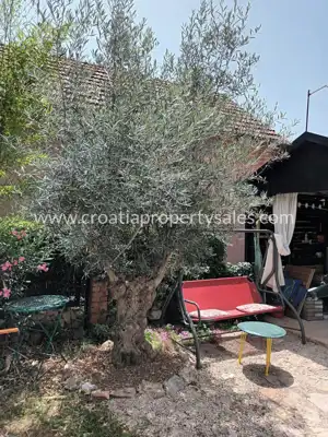 House in Šibenik, 3 residential units and yard - 12
