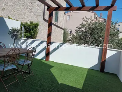 House in Šibenik, 3 residential units and yard
