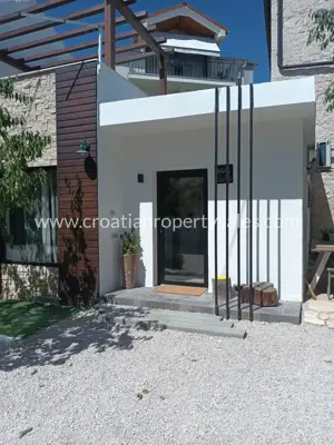 House in Šibenik, 3 residential units and yard - 11