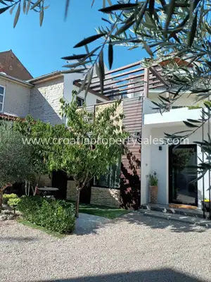 House in Šibenik, 3 residential units and yard - 4