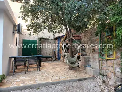House in Šibenik, 3 residential units and yard - 2