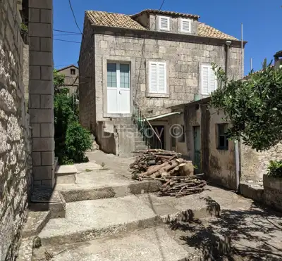 Kamena kuća, Račišće na Korčuli, 100 m od mora