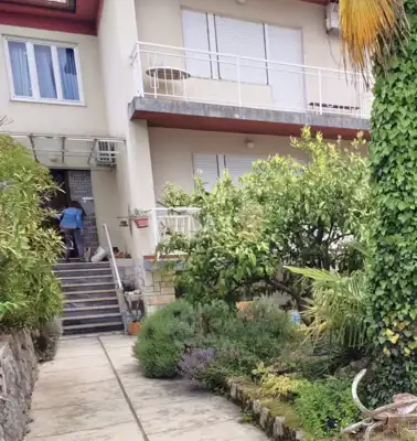 Kuća u Lovranu, pogled na more i ograđena okućnica