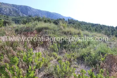 Grundstück 2.000 m², Omiš - ruhige Anhöhe und offener Blick - 3