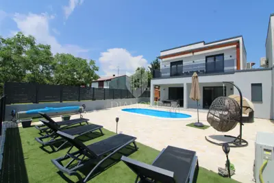 Villa 130 m², Labin - heated pool and view of the old town