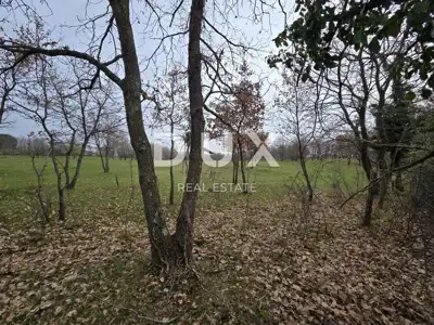 Landwirtschaftsfläche, Labin - 1 ha, neben der Bauzone - 13