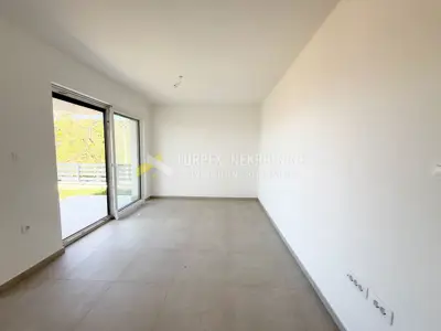 NOVI VINODOLSKI-STAN 54 m² SA DVIJE SPAVAĆE SOBE I DVORIŠTEM