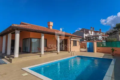 Exklusiv! Buje, freistehendes Haus mit Pool und Meerblick!