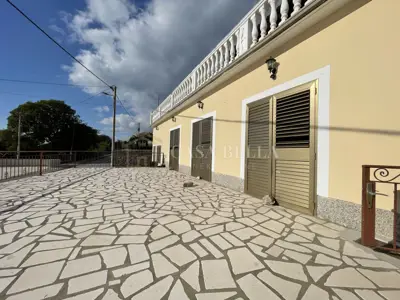 Attraktive Wohnung mit Terrasse, Garten und Meerblick