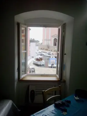 Stan u Veli Lošinju, strogi centar - renoviran i namješten