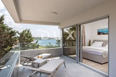 Apartment 95 m², Povljana - first row to the sea