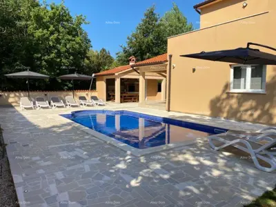 Kuća 200 m², Raša Kunj, bazen i okućnica 695 m²
