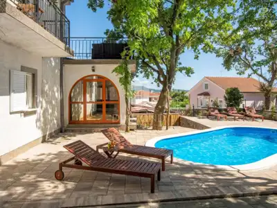 House 250 m², Kornić on the island of Krk, pool and garden area - 4