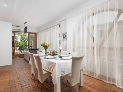 House 250 m², Kornić on the island of Krk, pool and garden area - 9