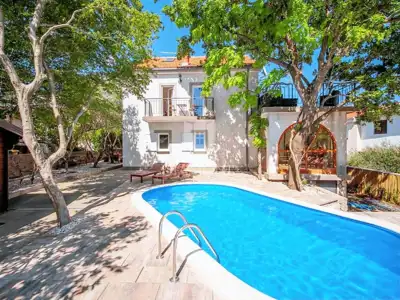 House 250 m², Kornić on the island of Krk, pool and garden area