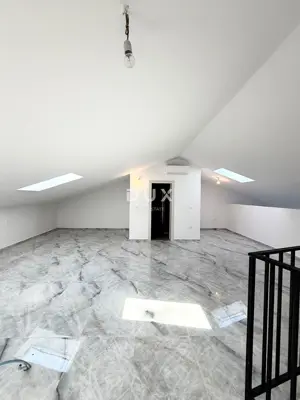 Stan 138,8 m², Valbandon - dvoetažni s galerijom - 13
