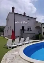 Nudimo na prodaju predivnu samostojeću kuću s bazenom u mirnom i zelenom dijelu Pule (Veli Vrh)