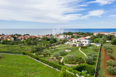 Villa 500 m², Umag - pogled na more i bazen