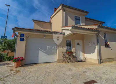 Kuća 207 m², Fažana - 3 stana i blizu mora - 10