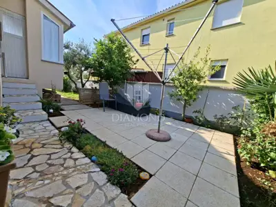 Kuća 207 m², Fažana - 3 stana i blizu mora - 12