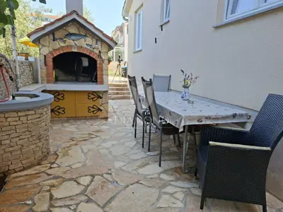 Kuća 207 m², Fažana - 3 stana i blizu mora - 11